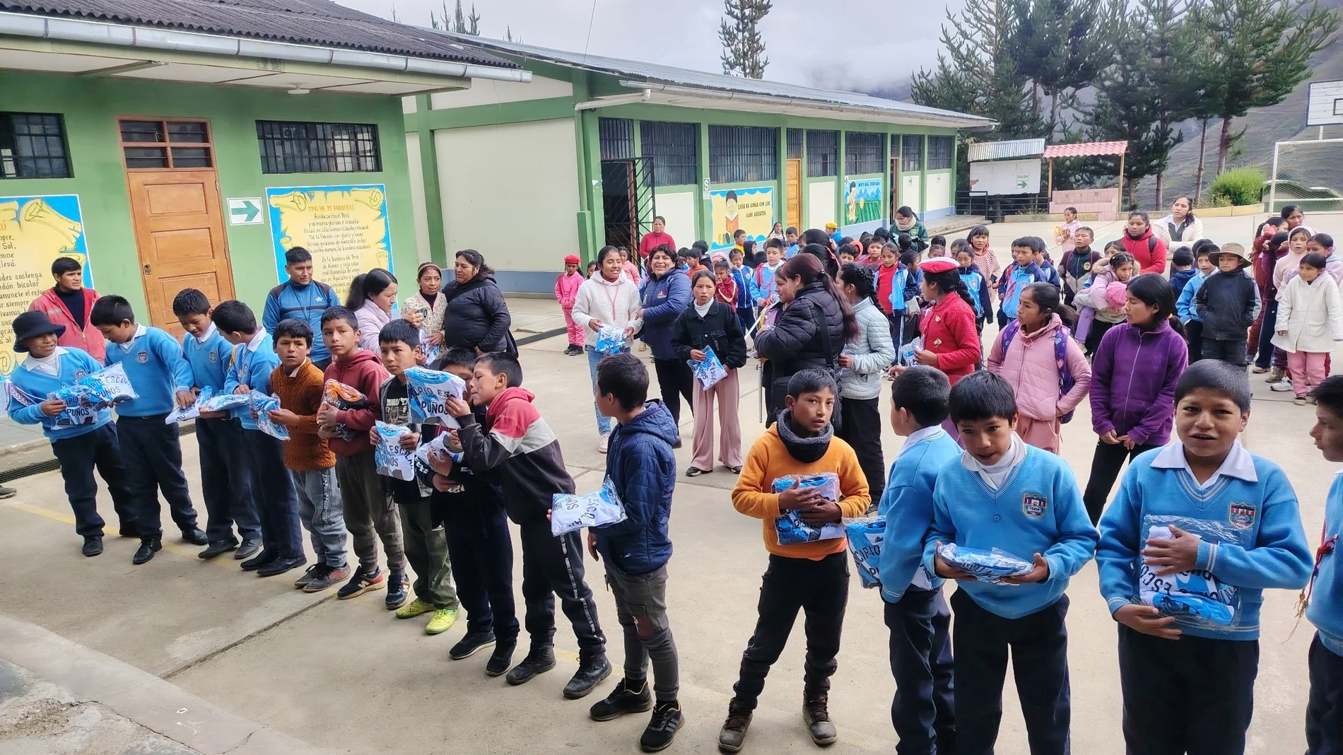 Donación de camisetas por gestión escolar
